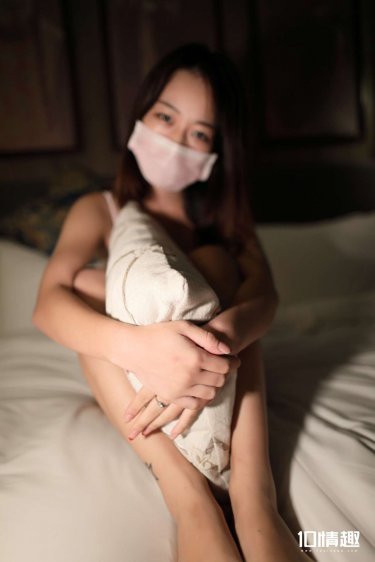 岳故意装睡让我挺进去观看在线